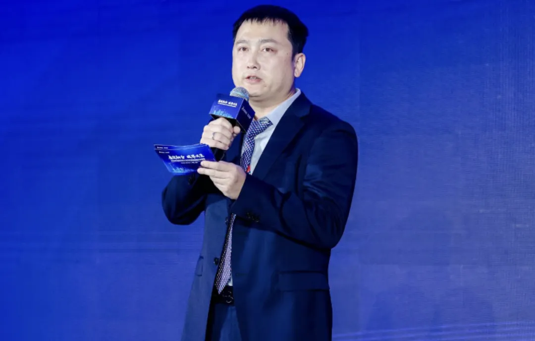 张明龙 (AI联盟启动仪式主持人) 达索系统大中华区基础设施行业销售经理 张明龙 (AI联盟启动仪式主持人) 达索系统大中华区基础设施行业销售经理